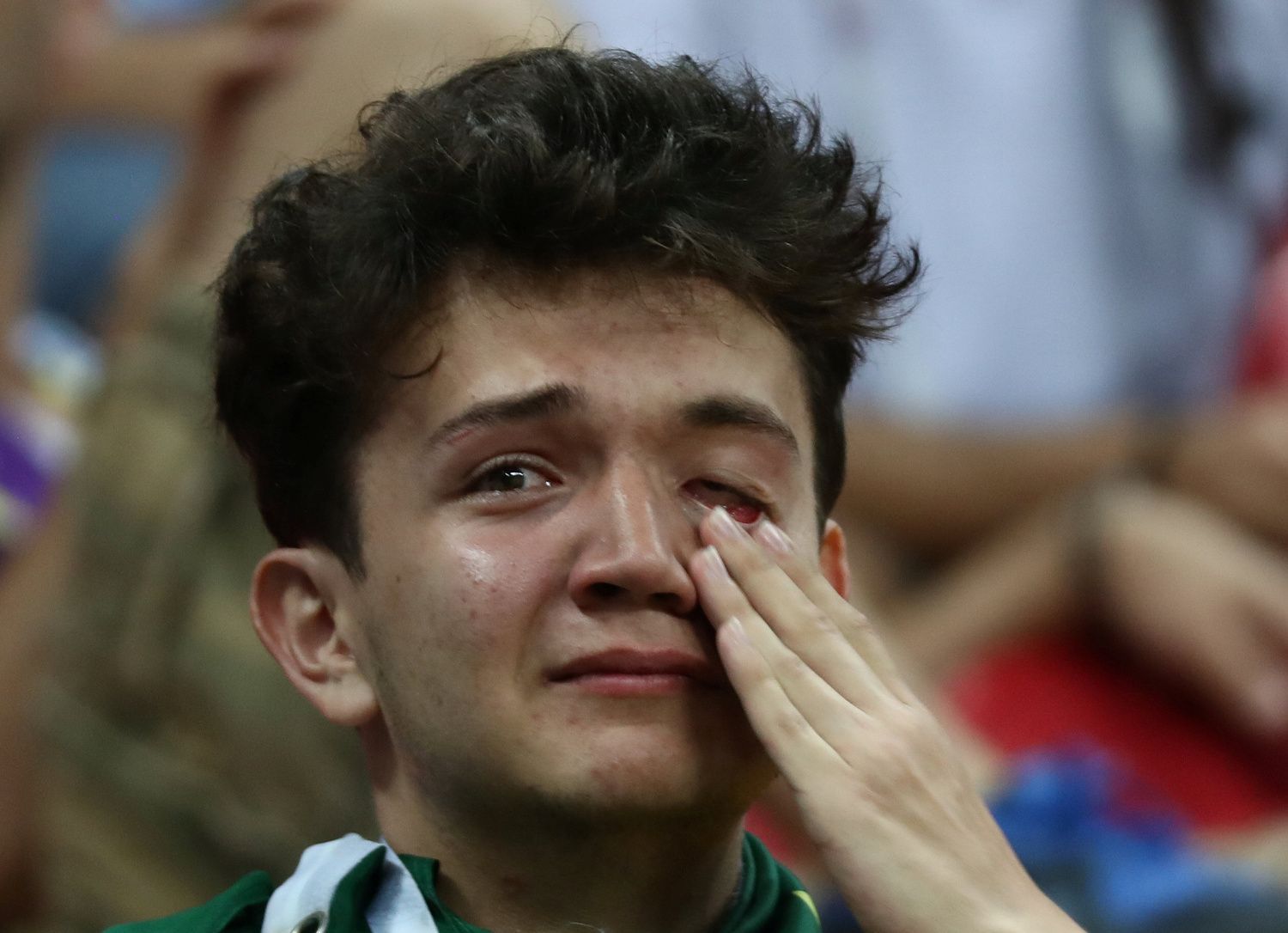 Smutný brazilský fanoušek po zápase Brazílie - Belgie na MS 2018