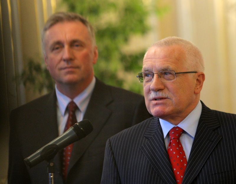 Mirek Topolánek donesl Václavu Klausovi demisi vlády