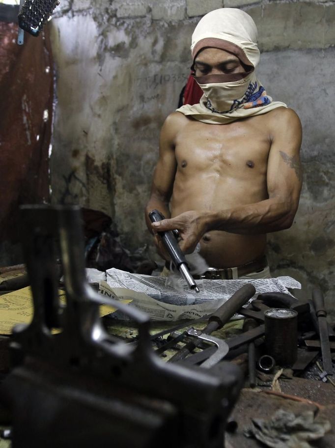 A Filipino gunsmith assembles a pistol in an illegal makeshift gun factory on the outskirts of Danao in central Philippines July 8, 2012. In the Philippines, they vote with their trigger fingers. Elections mean big business for illegal gunsmiths, who are looking forward to 2013 mid-term polls. With election-related violence commonplace, the Philippines imposes a ban on the carrying of guns for six months, from campaigning to the proclamation of winners. Picture taken July 8, 2012. To match Feature PHILIPPINES-GUNS/ REUTERS/Erik De Castro (PHILIPPINES - Tags: SOCIETY POLITICS BUSINESS CRIME LAW) Published: Čec. 29, 2012, 2:28 dop.