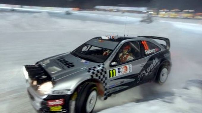 Petter Solberg projíždí diváckou supererzetou na Norské rallye v Oslu.