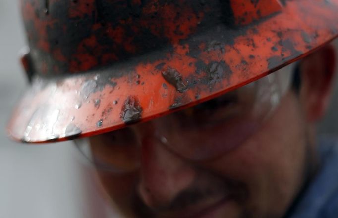 Roughneck Brian Waldner is covered in mud and oil on a True Company oil drilling rig outside Watford, North Dakota, October 20, 2012. Thousands of people have flooded into North Dakota to work in state's oil drilling boom. Picture taken October 20, 2012. REUTERS/Jim Urquhart (UNITED STATES - Tags: ENERGY BUSINESS EMPLOYMENT TPX IMAGES OF THE DAY) Published: Říj. 22, 2012, 1:41 odp.