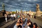 Obrazem: Večeří u půlkilometrového stolu na Karlově mostě se lidé rozloučili s virem