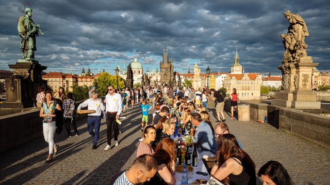 Obrazem: Večeří u půlkilometrového stolu na Karlově mostě se lidé rozloučili s virem