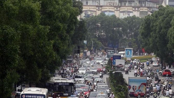 Ve Vietnamu jsou dopravní nehody na denním pořádku. Na snímku každodenní kolaps dopravy v Hanoji.