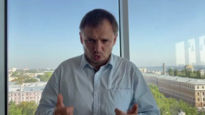 Dosazený správce Chersonu burcoval ve videu. Ve skutečnosti ho nahrál v ruském hotelu; Zdroj foto: Twitterový účet Serhije Stěrněnka