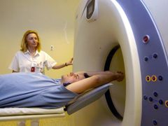 Radiologická laborantka Pavla Goldmannová připravuje pacienta na vyšetření na novém přístroji PET/CT, který pořídila jako první zdravotnické zařízení na Moravě Fakultní nemocnice v Olomouci