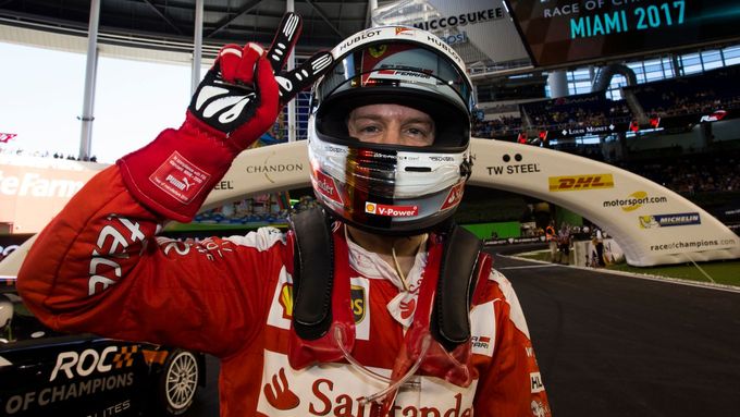 Sebastian Vettel bude dál jezdit ve voze Ferrari.