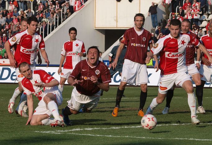 Fotbalista klubu AC Sparta Praha Libor Sionko a Tomáš Sivok a s míčem Daniel Pudil ze Slávie v utkání Gambrinus ligy.