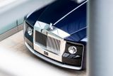 Specifický Rolls-Royce na první pohled upoutá neobvykle tvarovanou přídí.