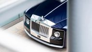 Specifický Rolls-Royce na první pohled upoutá neobvykle tvarovanou přídí.