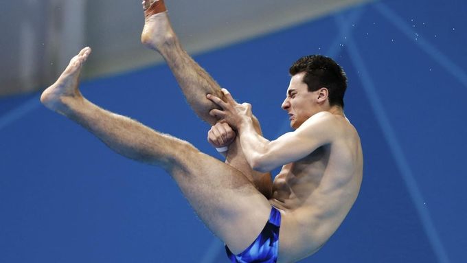 Němec Stephan Feck při svém nepodařeném skoku do vody na olympijských hrách v Londýně