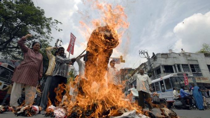 Příznivci komunistů pálí figurínu premiéra Singha v Hajdarábádu.