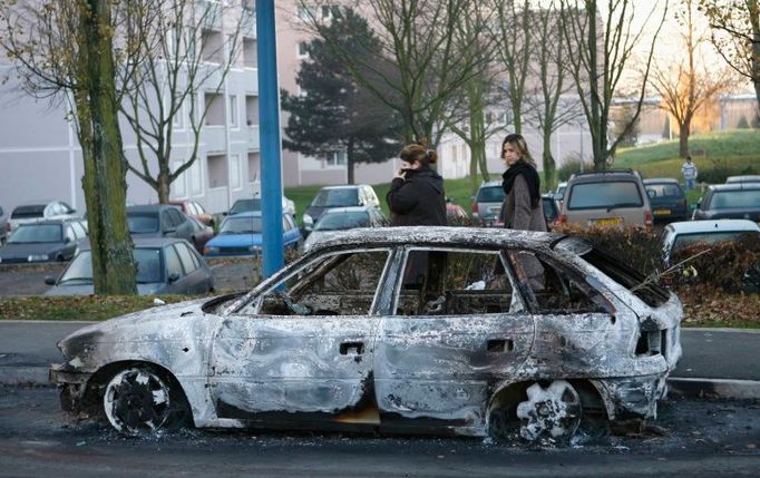 Vrak auta, které shořelo při nepokojích na pařížském předměstí Villiers-le-Bel.