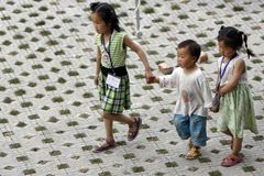 Tisíce Číňanů chtějí po zemětřesení adoptovat sirotky