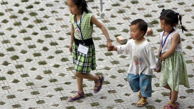 Po zemětřesení zůstaly tisíce sirotků. A tisíce Číňanů jim nabízejí pomoc nebo adopci