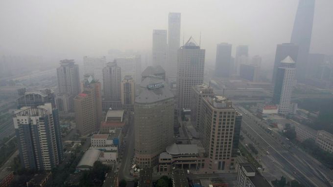 Smog nad Pekingem. Kvůli sportovcům a lepšímu ovzduší byla uzavřena řada továren.