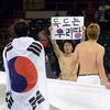 Korejský fotbalista Pak Čong-U s kontroverzním nápisem