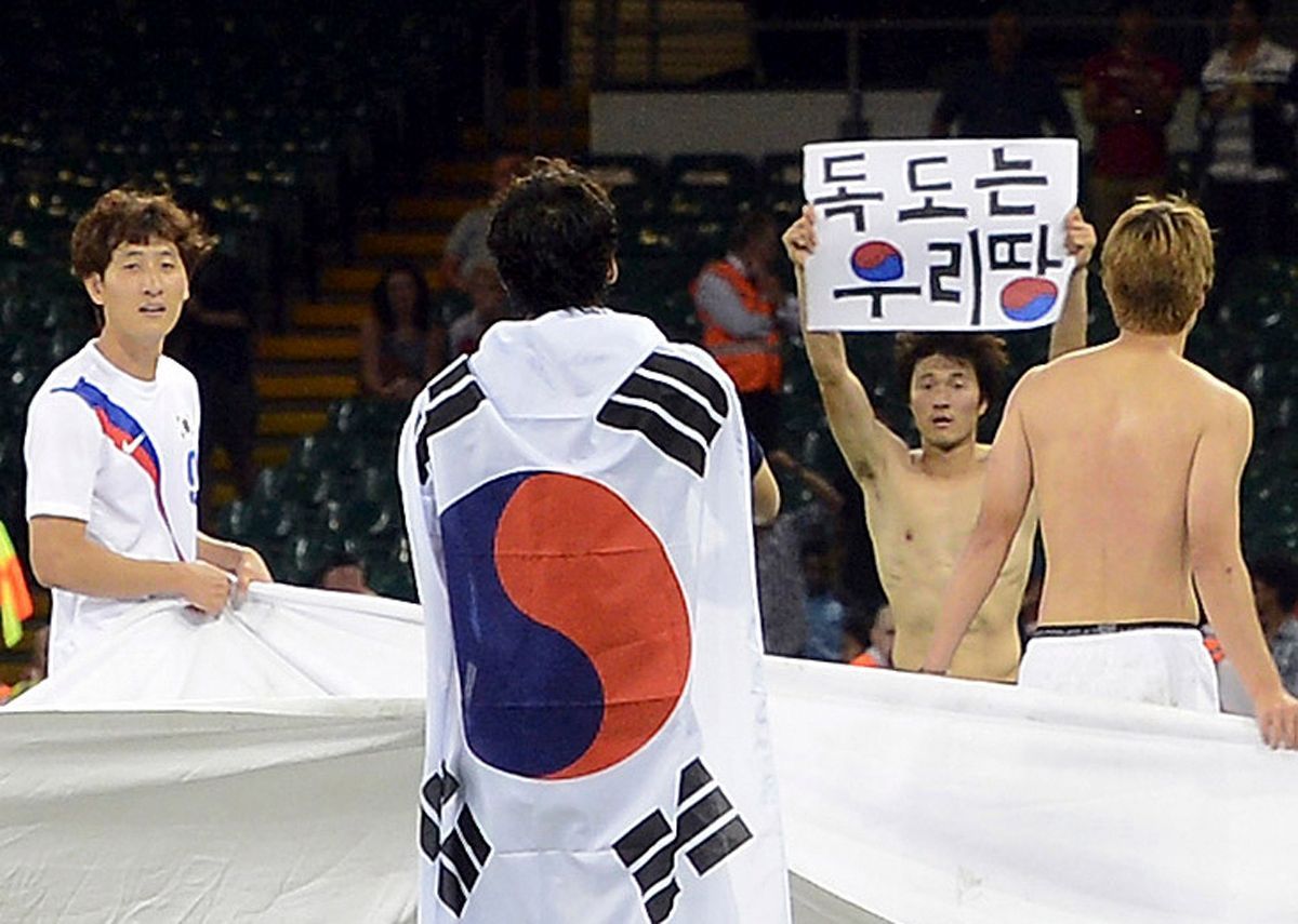 Korejský fotbalista Pak Čong-U s kontroverzním nápisem