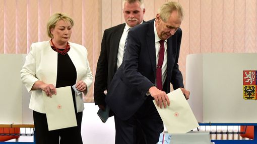 Prezident Miloš Zeman s manželkou Ivanou odevzdali 5. října 2018 v Praze své hlasy v komunálních volbách.