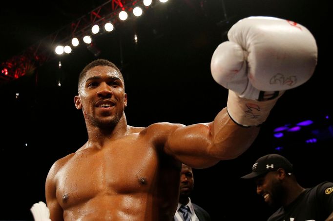 Anthony Joshua slaví vítězství nad  Dominicem Breazealem