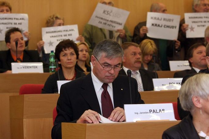 "Kraj rudý, kraj chudý!" hlásily nápisy za zády Jaroslava Palase během prvního jednání zastupitelstva, kde se bývalý komunista a absolvent večerní školy marxismu-leninismu stal s přispěním současných komunistů Moravskoslezským hejtmanem