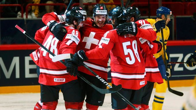Hokejisté Švýcarska se radují z vítězství 3:2 v prvním šlágru letošního MS proti domácím Švédům.