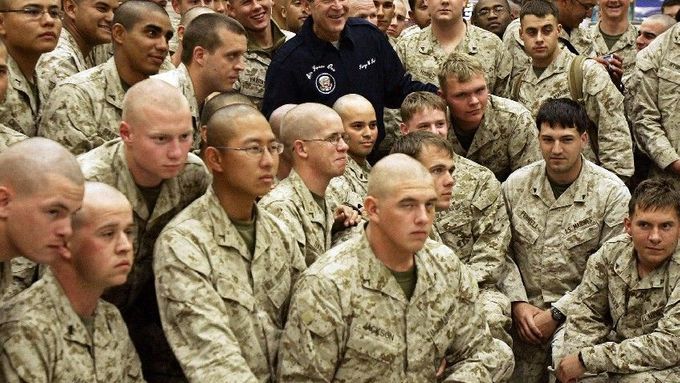 Americký prezident George Bush se dnes vyfotografoval s vojáky divize Alfa v Irsku.