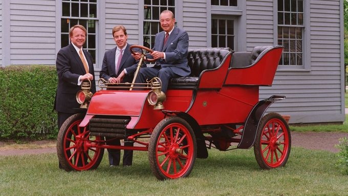 Klan Fordů pohromadě. Za volantem Modelu A sedí William Clay, dnes již nežijící vnuk Henryho Forda. Vlevo Edsel Ford II, Henryho pravnuk, uprostřed William Clay Ford mladší, prapravnuk.