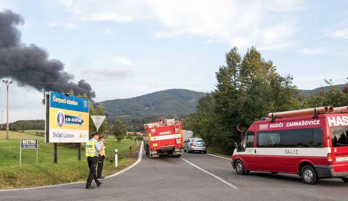 Ohlédnutí za areálem Čepra v Loukově na Kroměřížsku, kde dříve vybuchla autocisterna a následný požár způsobil škodu v rádu několik desítek miliónu.