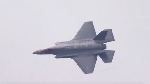 Neviditelná stíhačka F-35 potěšila letecké fanoušky hbitými výkruty a otáčkami