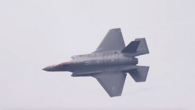 Pilot s moderním americkým bojovým letounem F-35, který má být neviditelný pro radary, se předváděl na letecké show v Paříži.