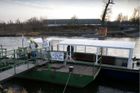 Přívoz v pražské Troji nejezdil kvůli zamrzlé Berounce, problémy mají kvůli mrazům i vlaky