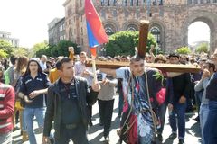 "Oligarchové nám rozkradli zemi." Zoufalství vystřídal vztek a Arménii pohltila sametová revoluce