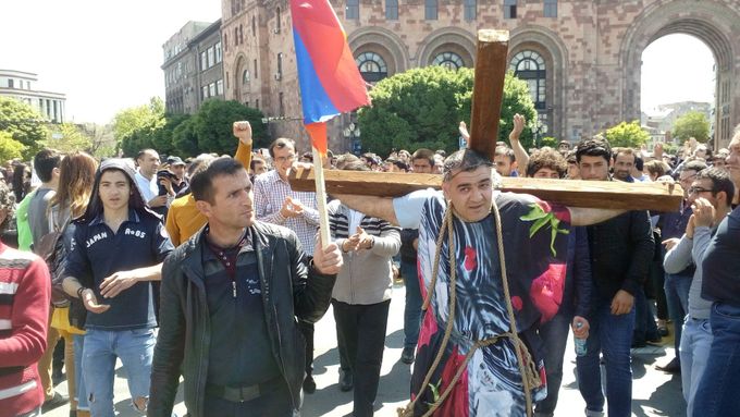 Masové protesty v arménské metropoli Jerevanu.