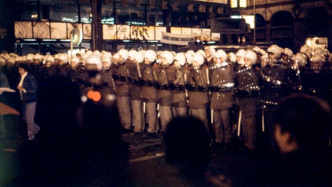 K útoku a mlácení připraveni. Policejní kordon proti demonstrantům na Národní třídě. Praha, 17.11.1989.