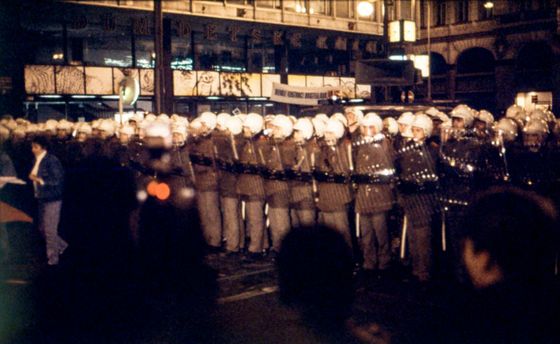 Román Listopád si zahrává s myšlenkou, že po 17. listopadu 1989 vyhráli komunisté. Na snímku z toho dne je policejní kordon proti demonstrantům na Národní třídě.