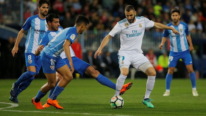 Útočník Realu Karim Benzema si věděl rady i proti několikanásobné přesile hráčů Málagy