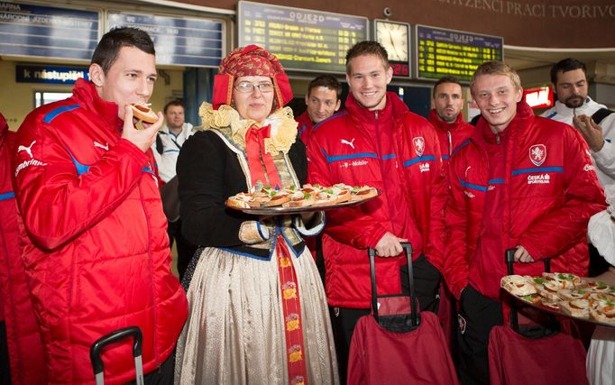 Čeští fotbaloví reprezentanti při příjezdu vlakem do Olomouce, kde se střetnou se Slováky.