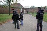 Policie v Terezíně čistí prostor.