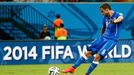 Italy's Claudio Marchisio scores a goal during their 2014 World Cup Group D soccer match against England at the Amazonia arena in Manaus June 14, 2014. REUTERS/Darren Sta