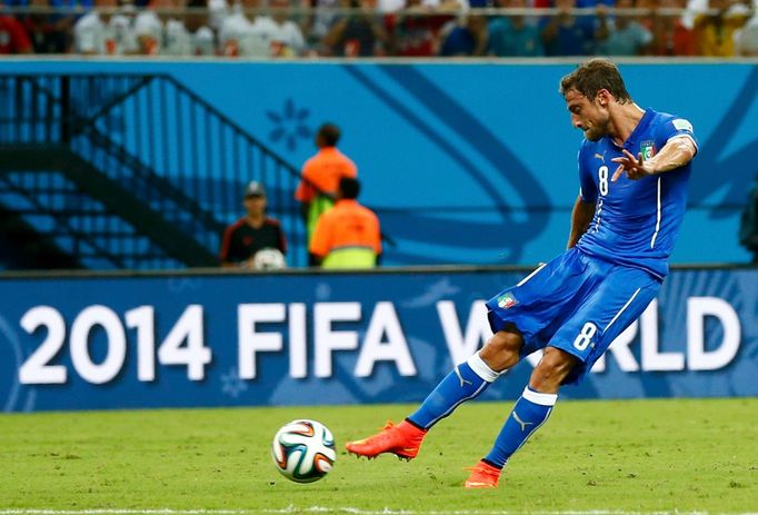 Italy's Claudio Marchisio scores a goal during their 2014 World Cup Group D soccer match against England at the Amazonia arena in Manaus June 14, 2014. REUTERS/Darren Sta