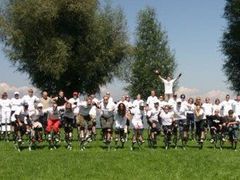 Lidé s podivnými kopyty na nohou možná ještě stále vypadají trochu jako šílenci. Obliba skákadel však rychle roste a vznikají kluby, které pořádají srazy. Na nich se třeba překonává rekord v běhu na 100 metrů. Dobrý start pro nový sport.