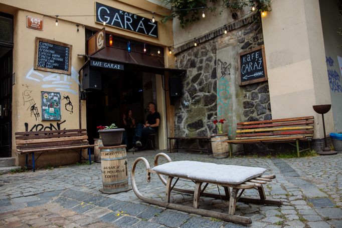 Více než rok vede kavárnu Garáž u žižkovského tunelu.