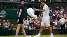 Wimbledon 2016: Stan Wawrinka a podavač míčků