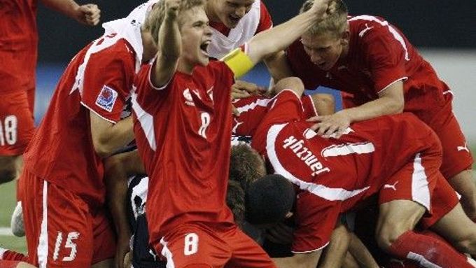 Polští fotbalisté do dvaceti let se radují z výhry nad Brazílií v úvodu světového šampionátu.