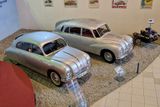 Ve střední části muzea je pak i nadále expozice věnovaná historii vozů Tatra s aerodynamickou proudnicovou karoserií. K vidění jsou všechny typy od T77 až po T87 a Tatraplan (na snímku) a nechybí ani prototypy včetně kompaktní Tatry 97, která ale kvůli druhé světové válce nikdy nedostala šanci na sériovou výrobu. V přímém srovnání s vozem KdF (pozdější VW Brouk) sice byla lepší, ale právě proto ji Hitler do výroby nepustil.