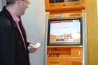 Oranžové automaty zaútočí na České dráhy, poštu i banky