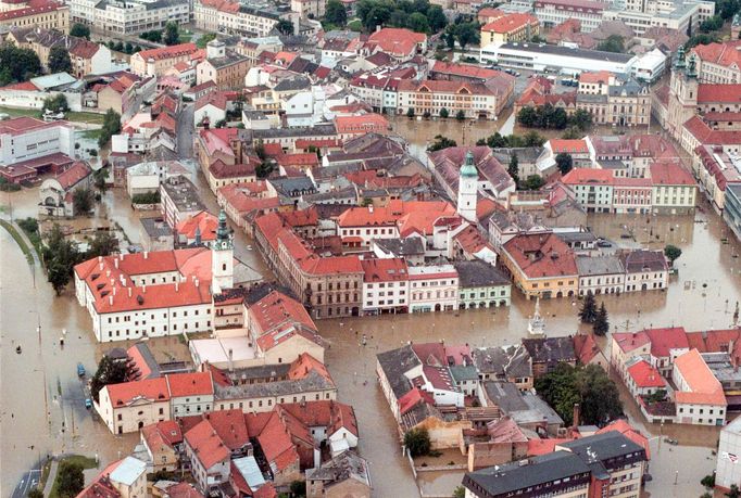 Archivní snímek z povodní v roce 1997, které postihly třetinu země, nejvíce Moravu a východní Čechy.