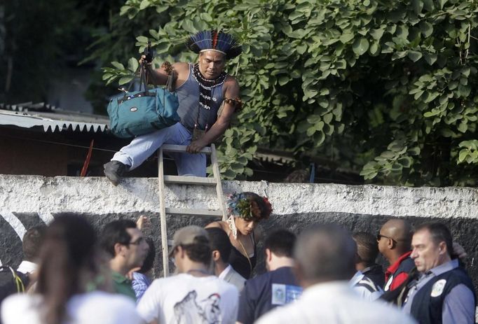 Native Indians leave the Brazilian Indian Museum after a deal with the authorities in Rio de Janeiro March 22, 2013. Brazilian military police took position early morning outside the Indian museum, where a native Indian community of around 30 individuals who have been living in the abandoned Indian Museum since 2006. Indians were summoned to leave the museum in 72 hours by court officials since last week, local media reported. The group is fighting against the destruction of the museum, which is next to the Maracana Stadium. Some Indians left, but several are still resisting. REUTERS/Ricardo Moraes (BRAZIL - Tags: POLITICS MILITARY CIVIL UNREST) Published: Bře. 22, 2013, 12:31 odp.