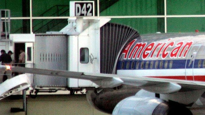 Boeing 757 společnosti American Airlines na letišti v Miami.